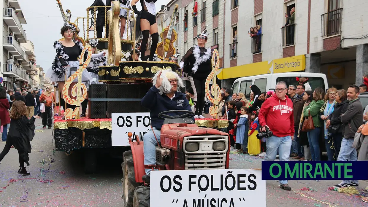 Centenas de foliões no Carnaval de Samora Correia