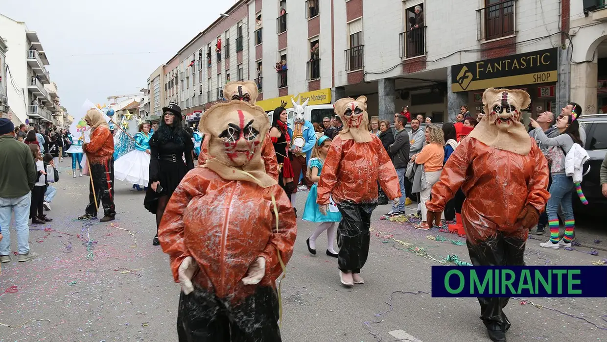 Centenas de foliões no Carnaval de Samora Correia