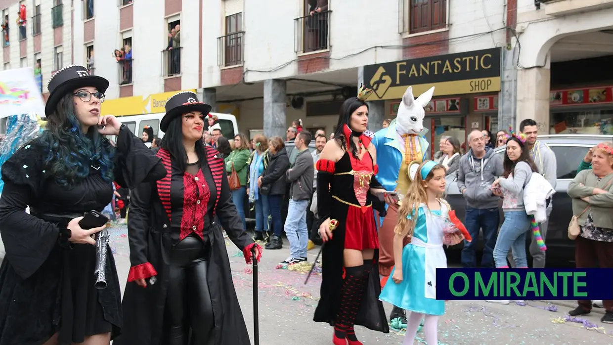 Centenas de foliões no Carnaval de Samora Correia