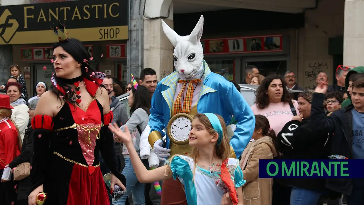 Centenas de foliões no Carnaval de Samora Correia