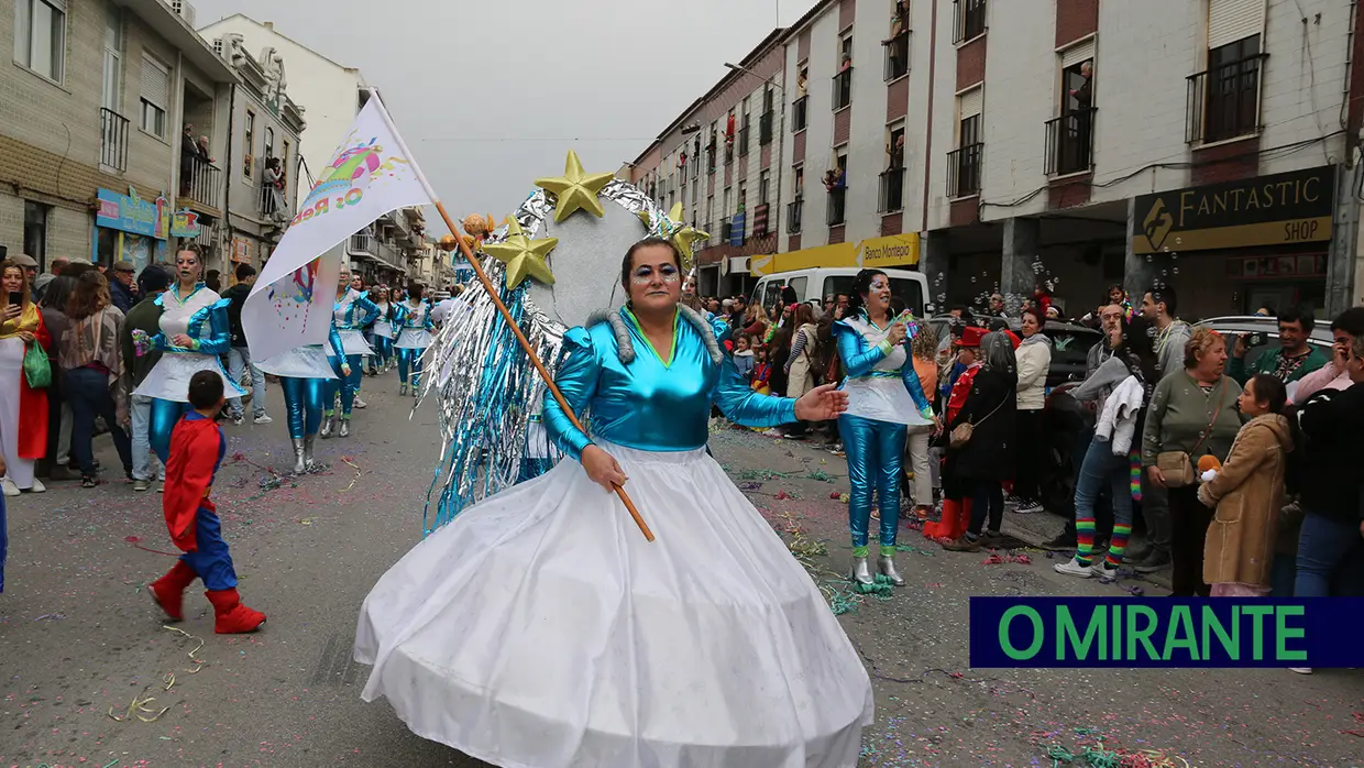 Centenas de foliões no Carnaval de Samora Correia