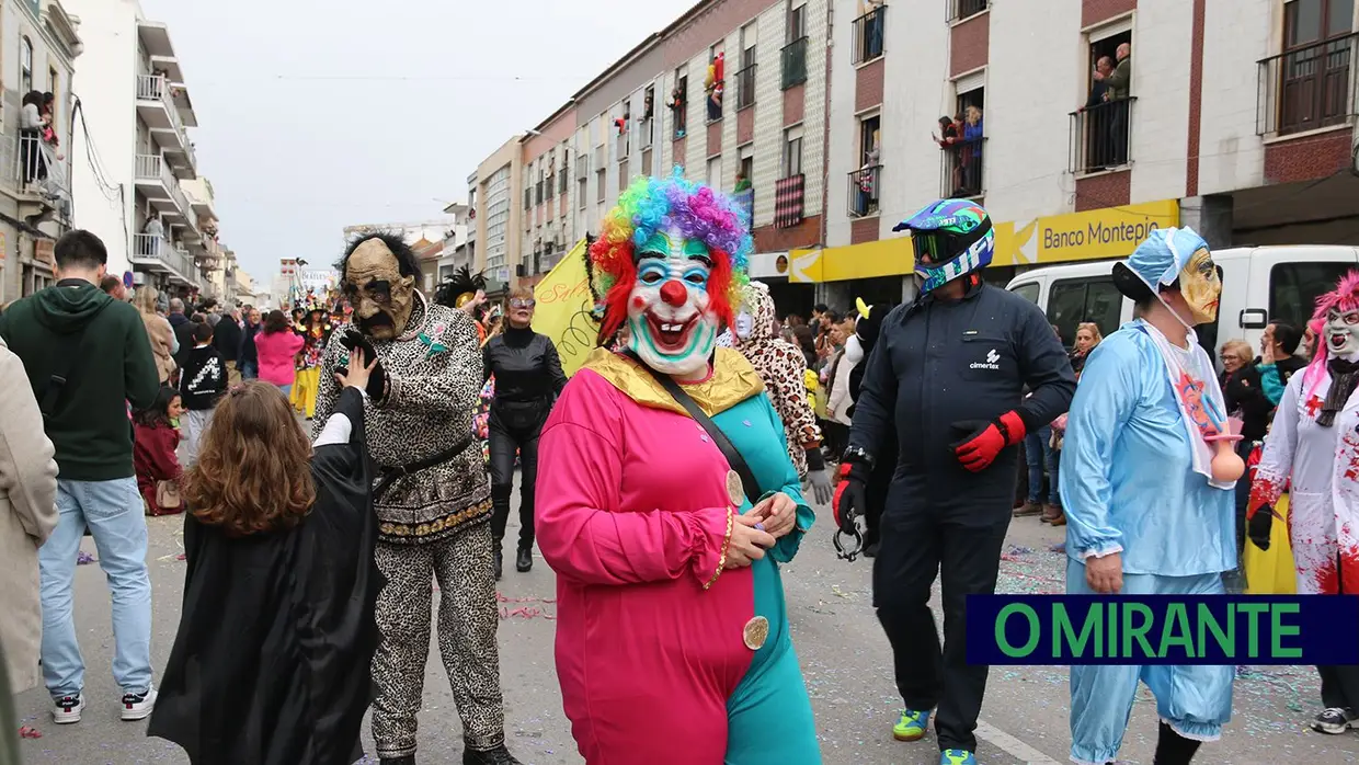 Centenas de foliões no Carnaval de Samora Correia