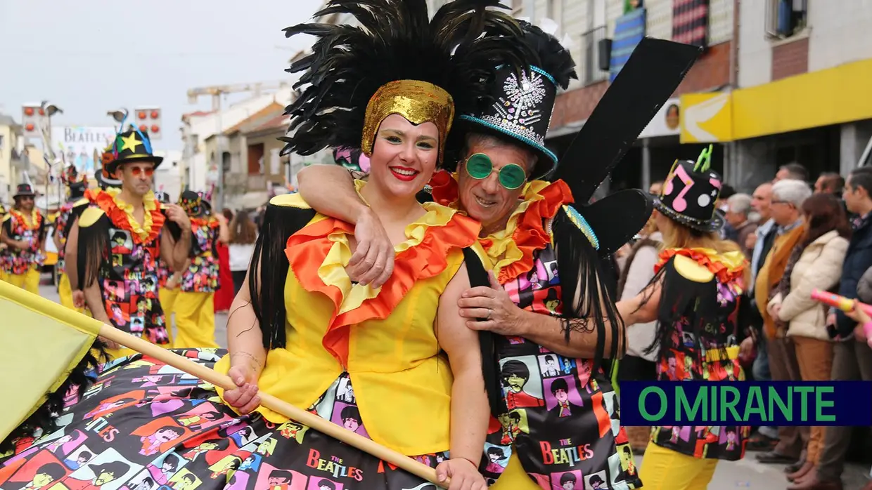 Centenas de foliões no Carnaval de Samora Correia
