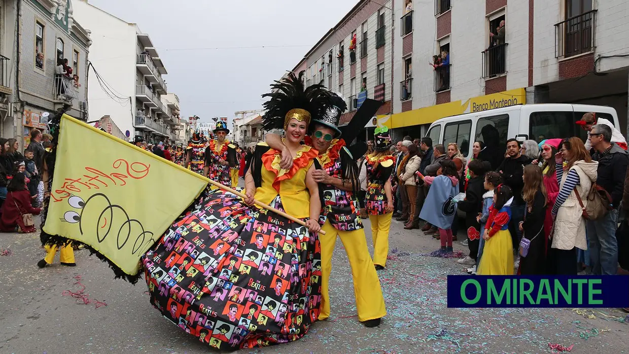 Centenas de foliões no Carnaval de Samora Correia