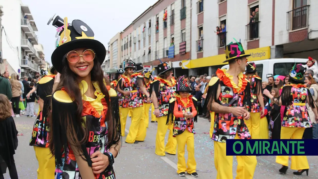 Centenas de foliões no Carnaval de Samora Correia