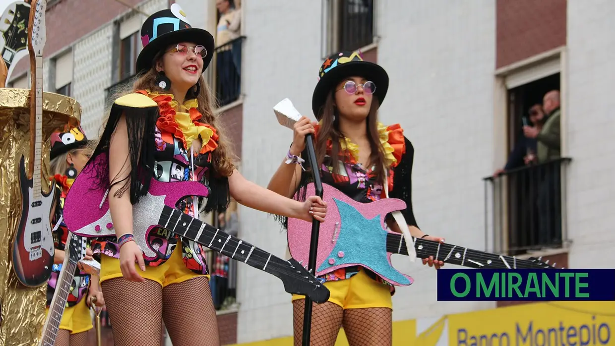 Centenas de foliões no Carnaval de Samora Correia