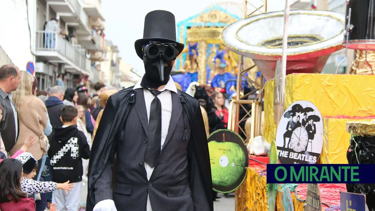 Centenas de foliões no Carnaval de Samora Correia