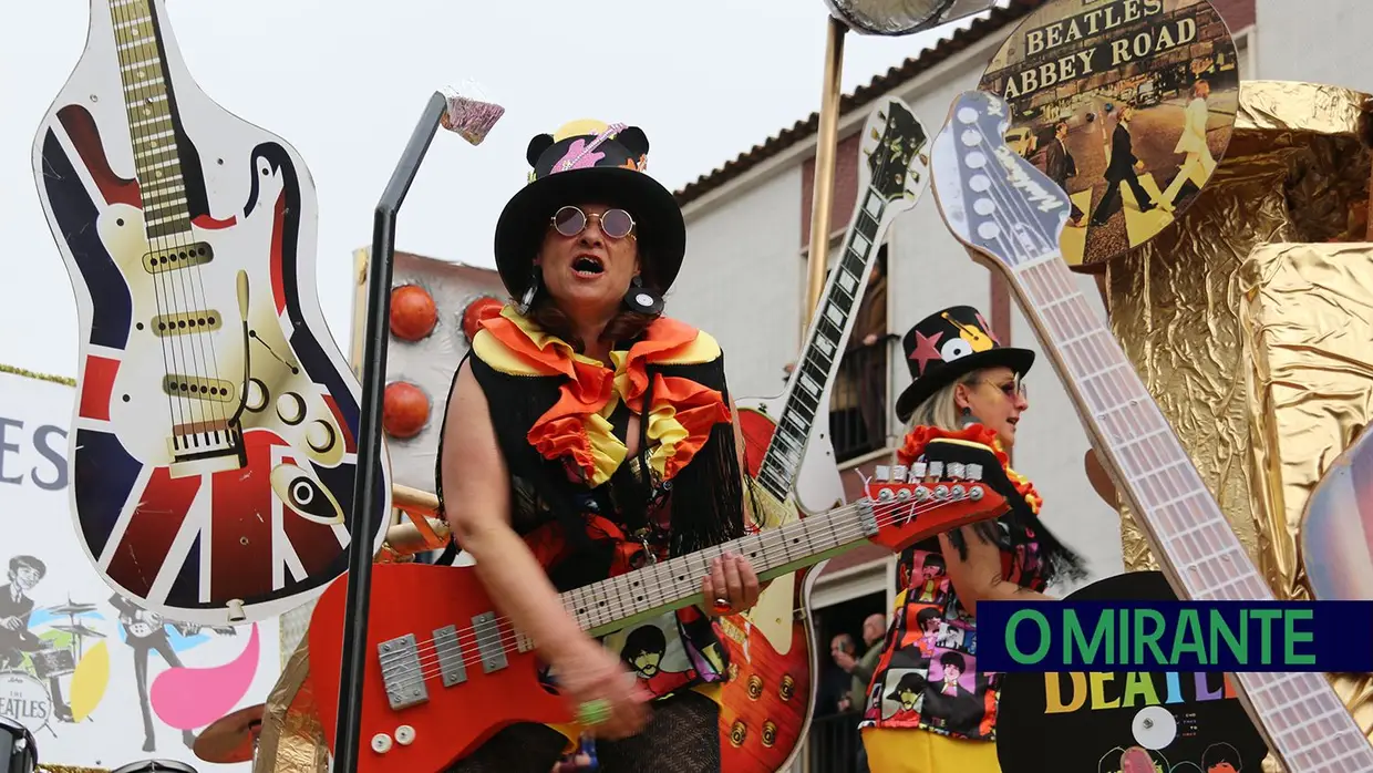 Centenas de foliões no Carnaval de Samora Correia