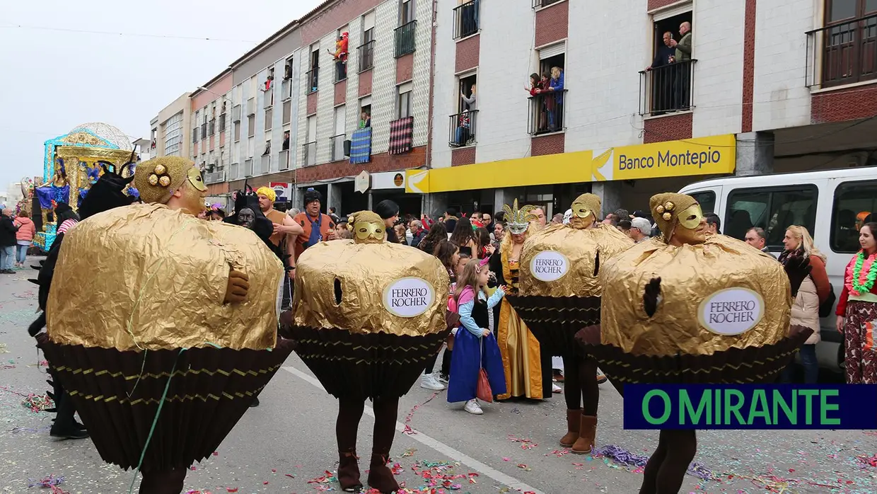 Centenas de foliões no Carnaval de Samora Correia