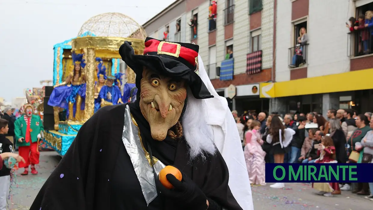 Centenas de foliões no Carnaval de Samora Correia