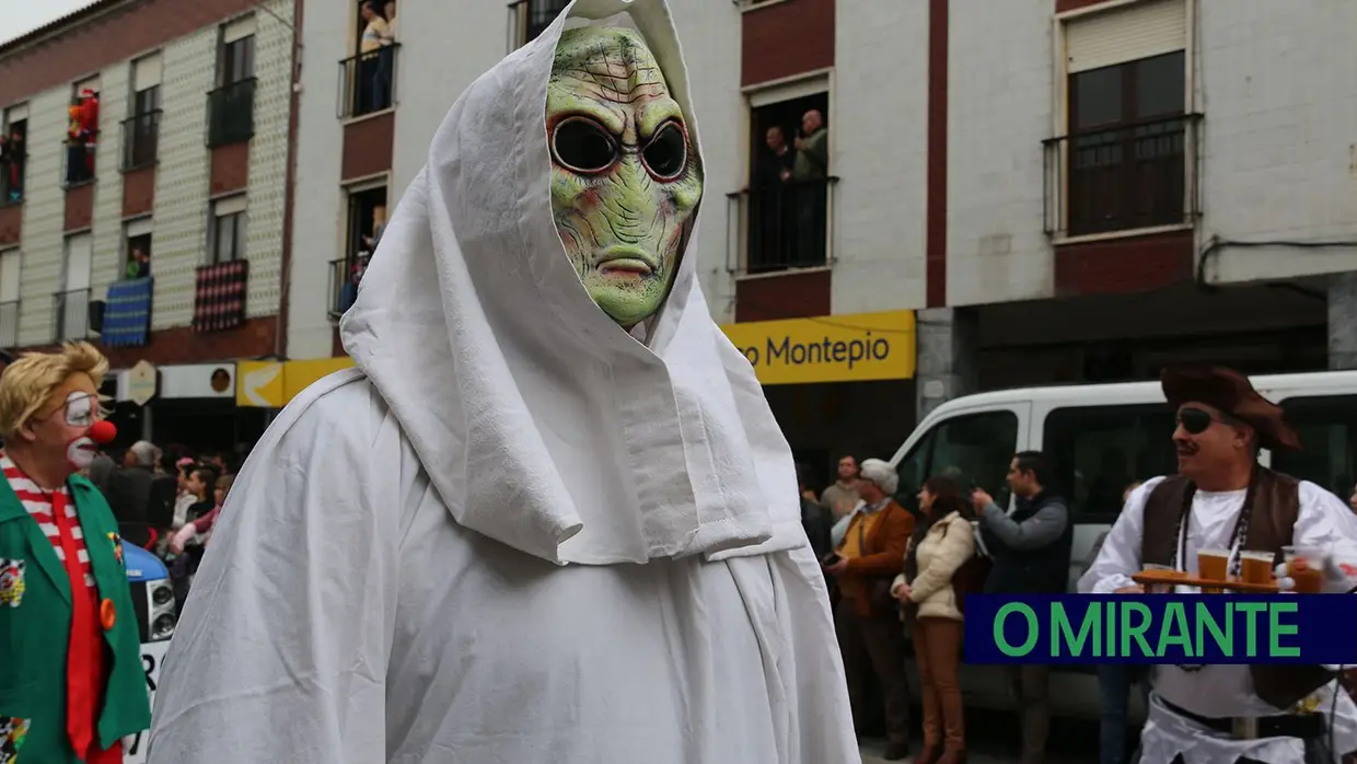 Centenas de foliões no Carnaval de Samora Correia