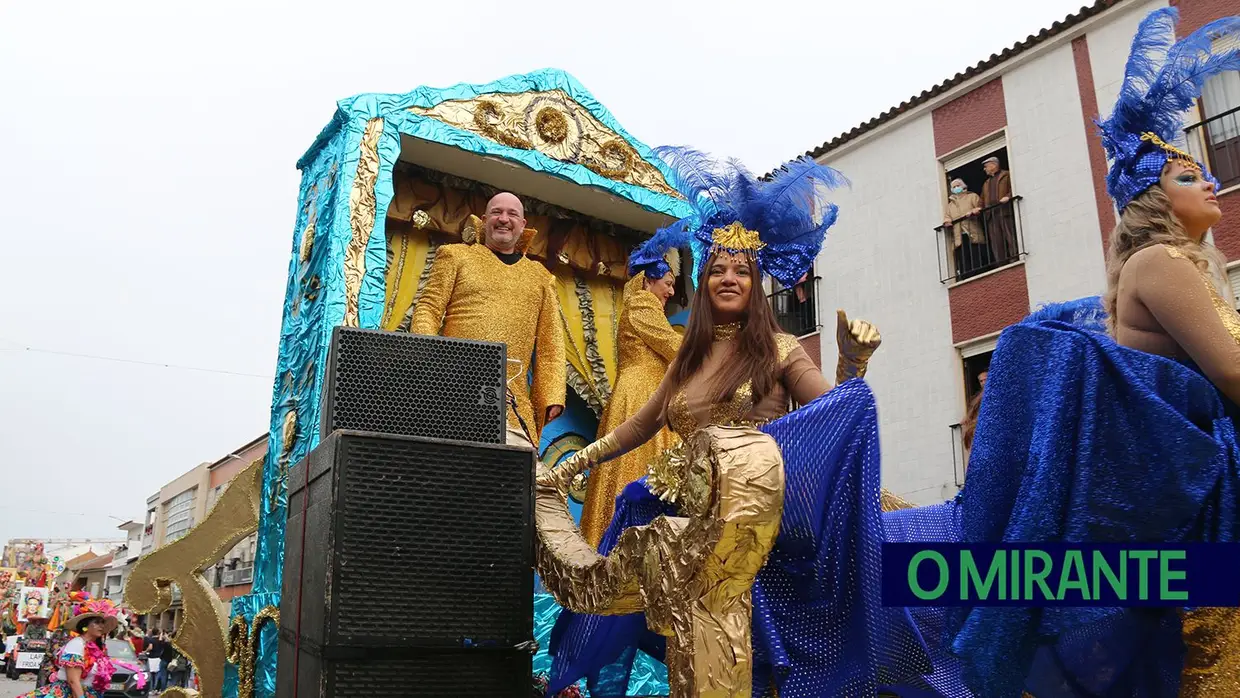 Centenas de foliões no Carnaval de Samora Correia