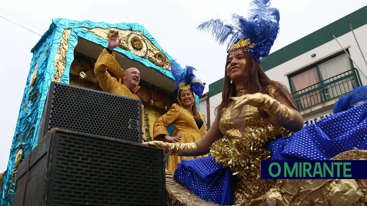 Centenas de foliões no Carnaval de Samora Correia