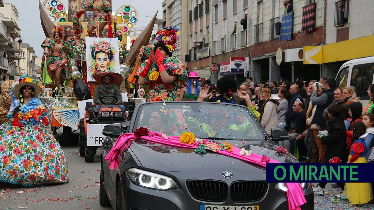 Centenas de foliões no Carnaval de Samora Correia