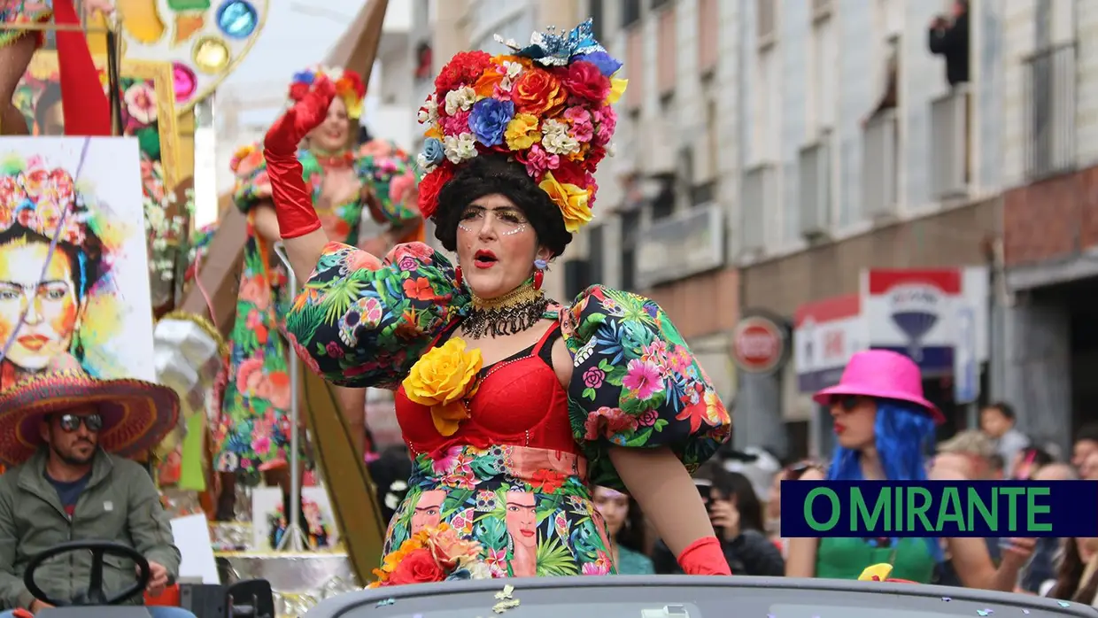 Centenas de foliões no Carnaval de Samora Correia