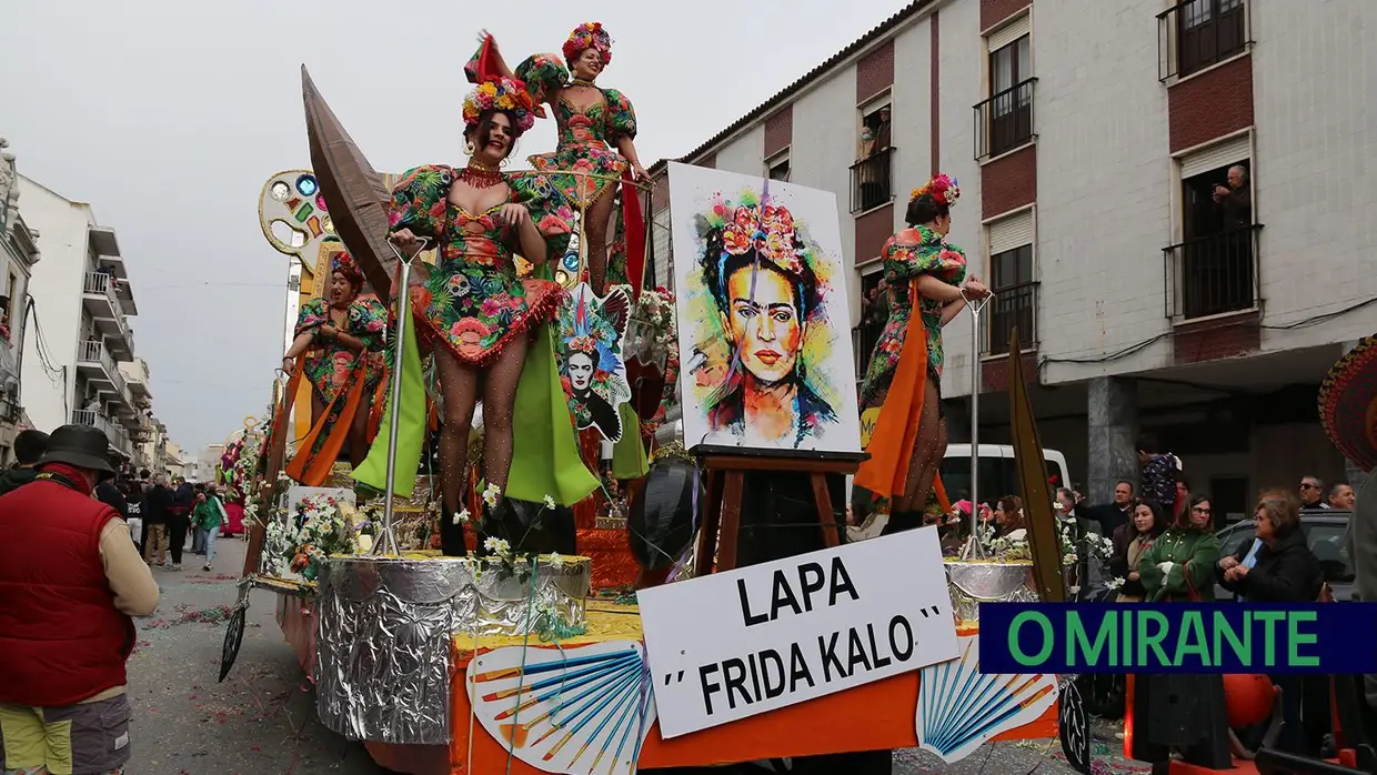 Centenas de foliões no Carnaval de Samora Correia