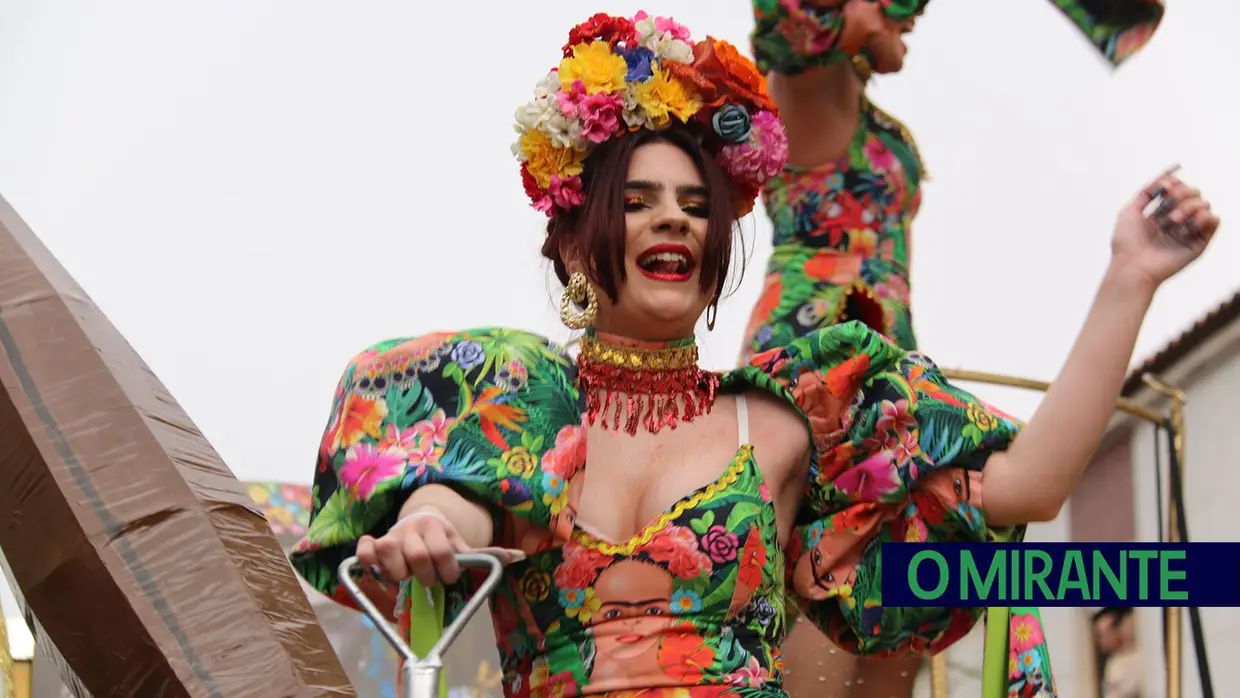 Centenas de foliões no Carnaval de Samora Correia