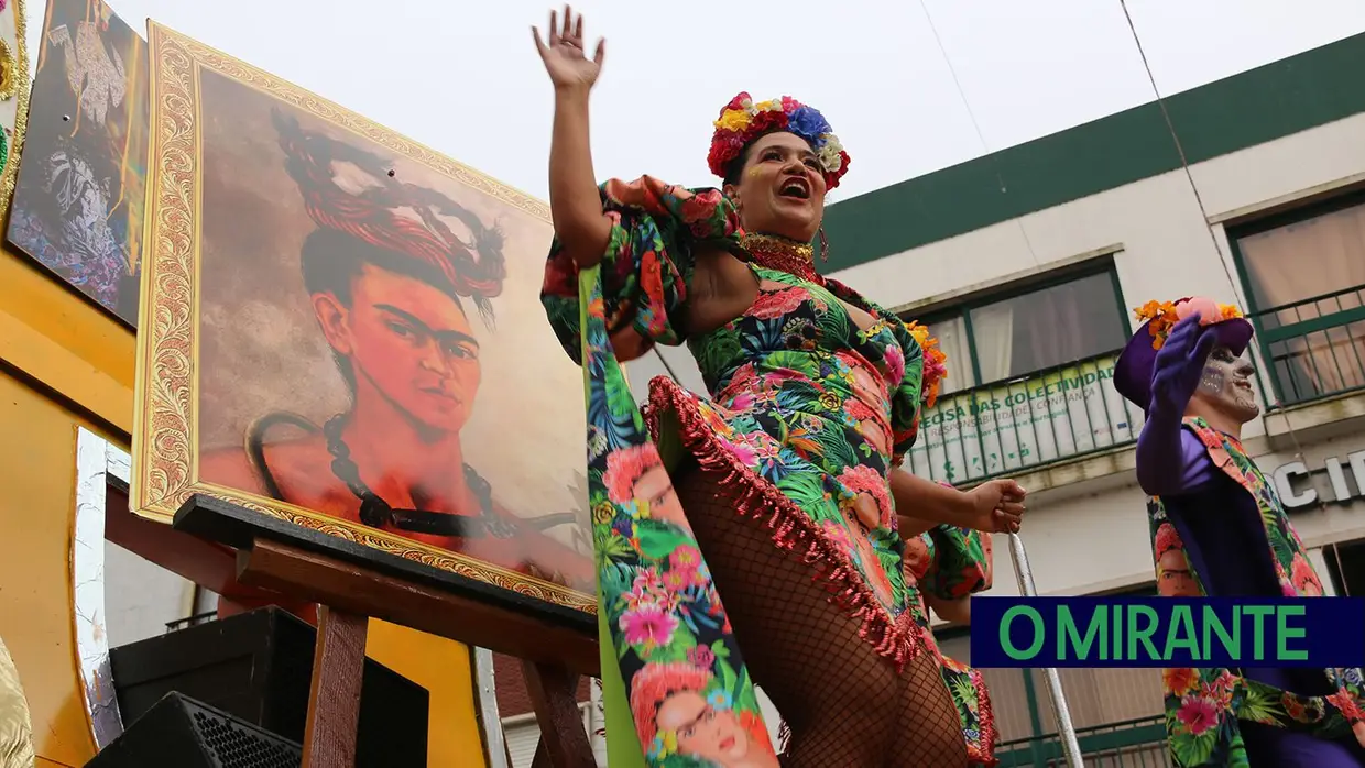 Centenas de foliões no Carnaval de Samora Correia