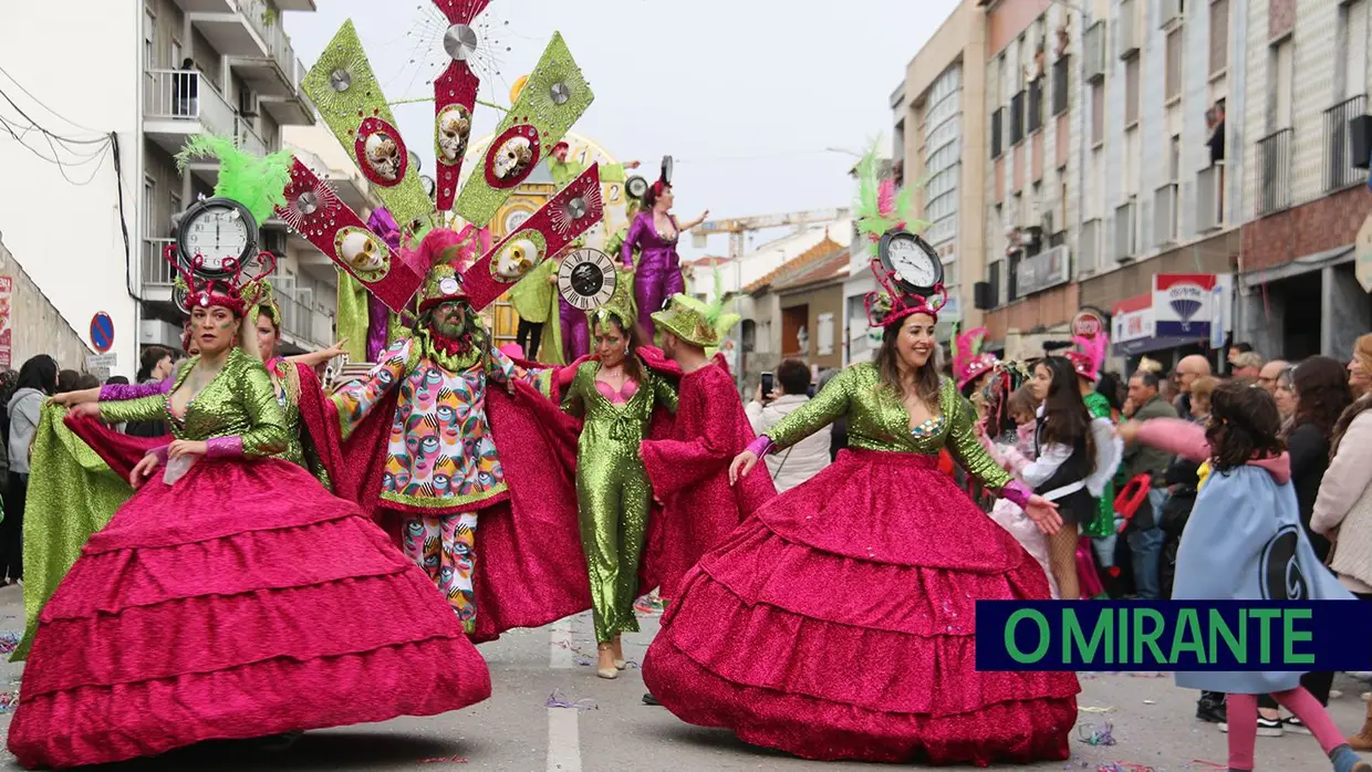 Centenas de foliões no Carnaval de Samora Correia