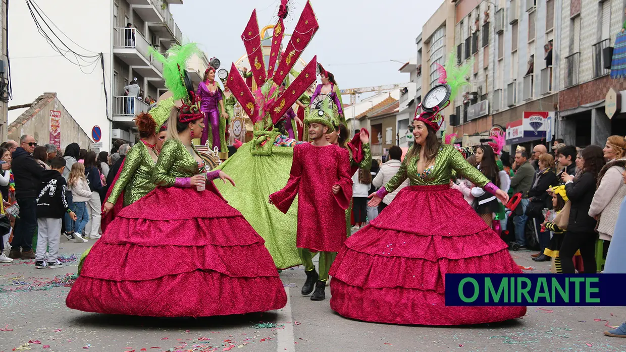 Centenas de foliões no Carnaval de Samora Correia
