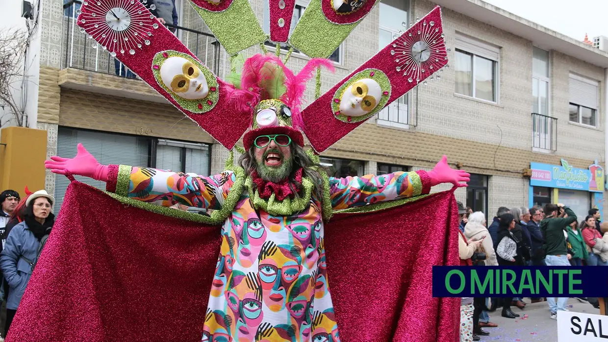 Centenas de foliões no Carnaval de Samora Correia