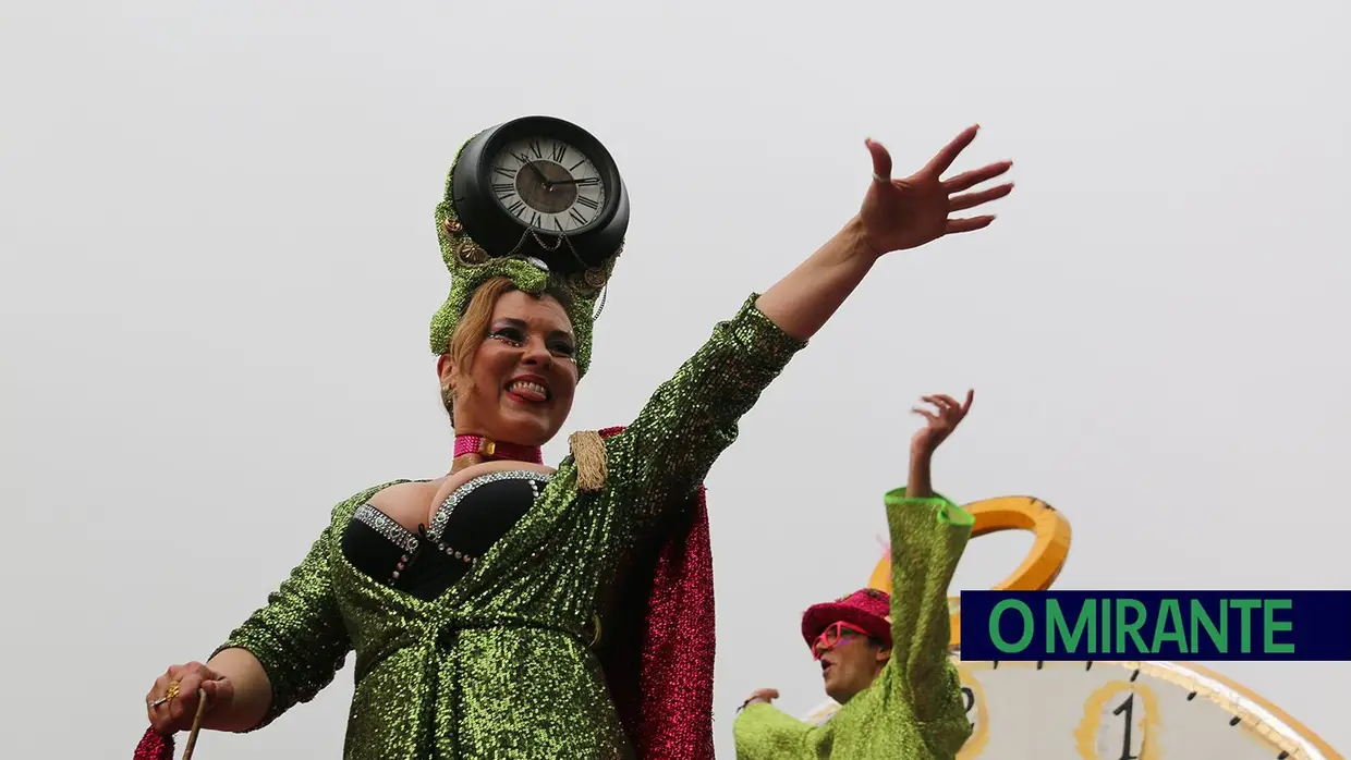 Centenas de foliões no Carnaval de Samora Correia