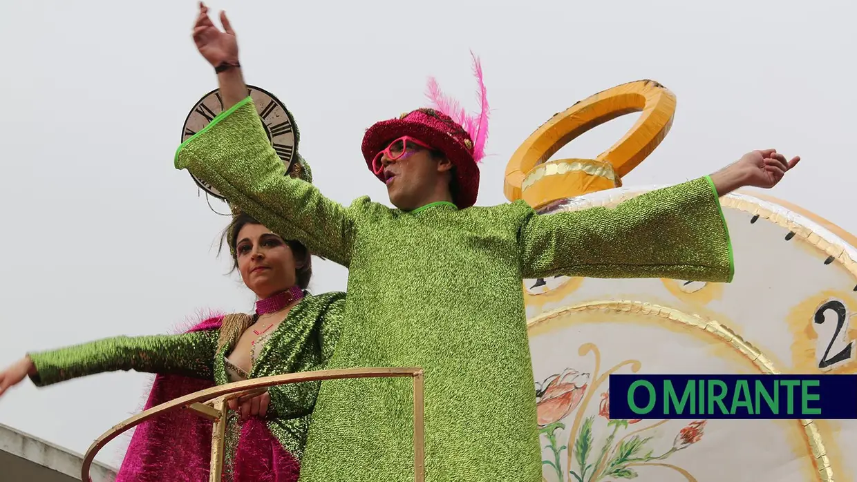 Centenas de foliões no Carnaval de Samora Correia