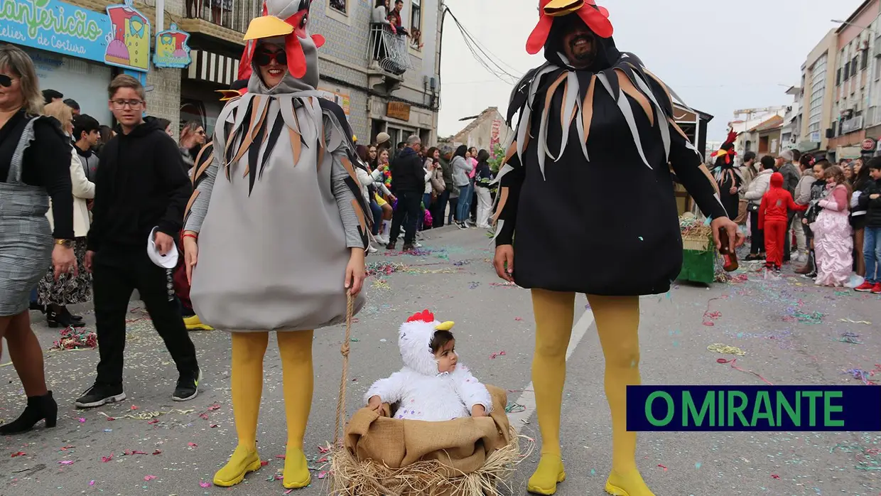 Centenas de foliões no Carnaval de Samora Correia