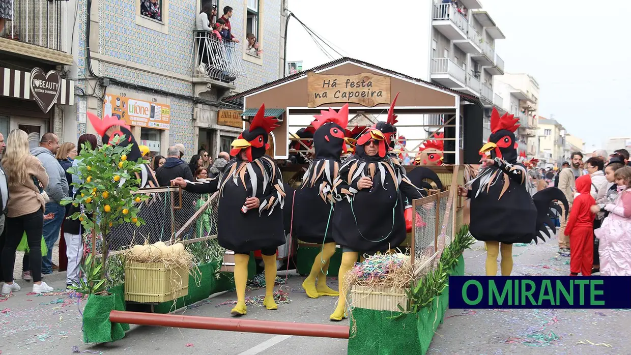 Centenas de foliões no Carnaval de Samora Correia