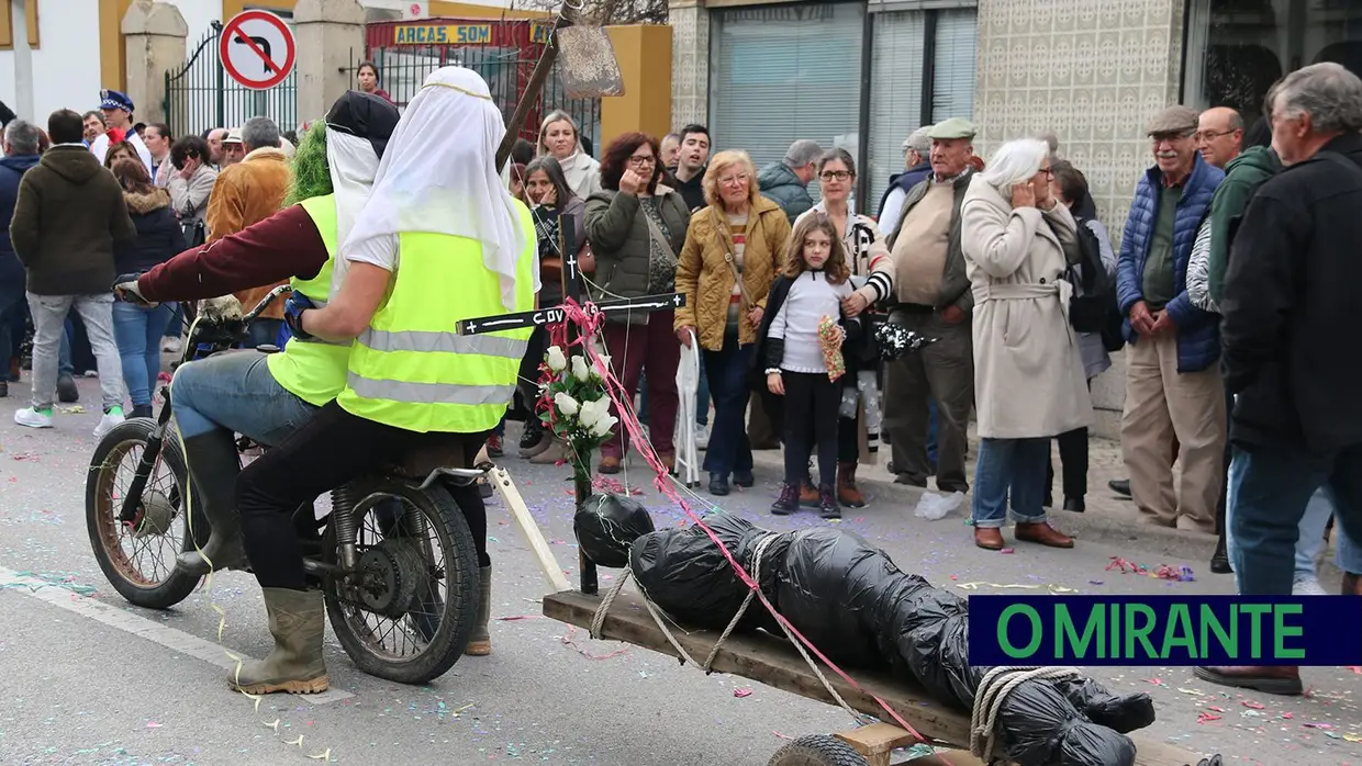 Centenas de foliões no Carnaval de Samora Correia