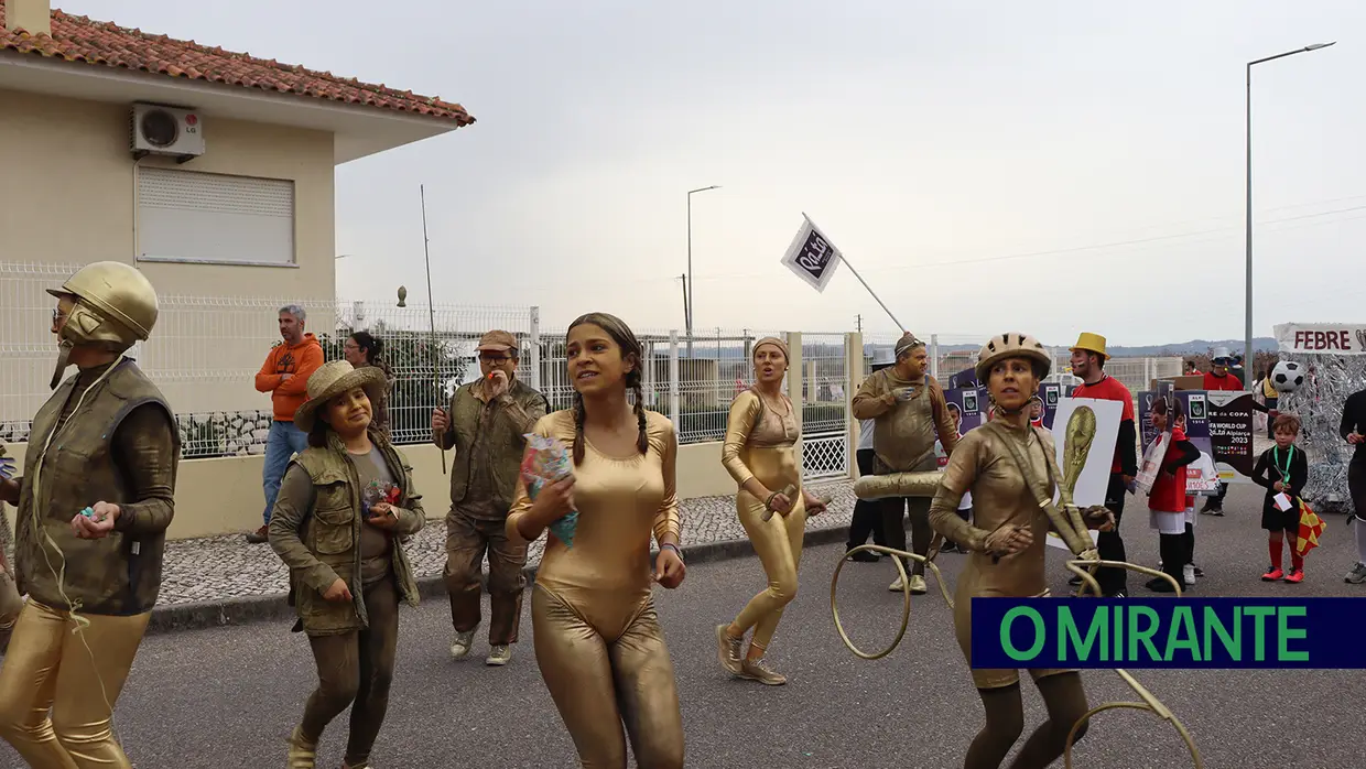 400 foliões participam no corso carnavalesco em Alpiarça