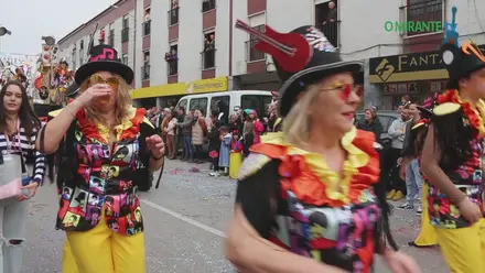 Centenas de foliões no Carnaval de Samora Correia