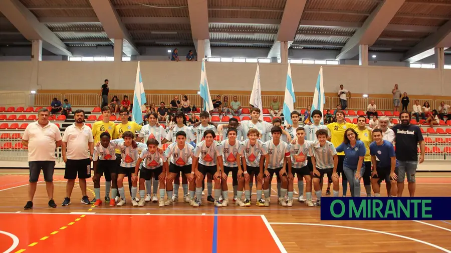 Juvenis do Vitória de Santarém campeões distritais de futsal Juvenis do Vitória de Santarém campeões distritais de futsal