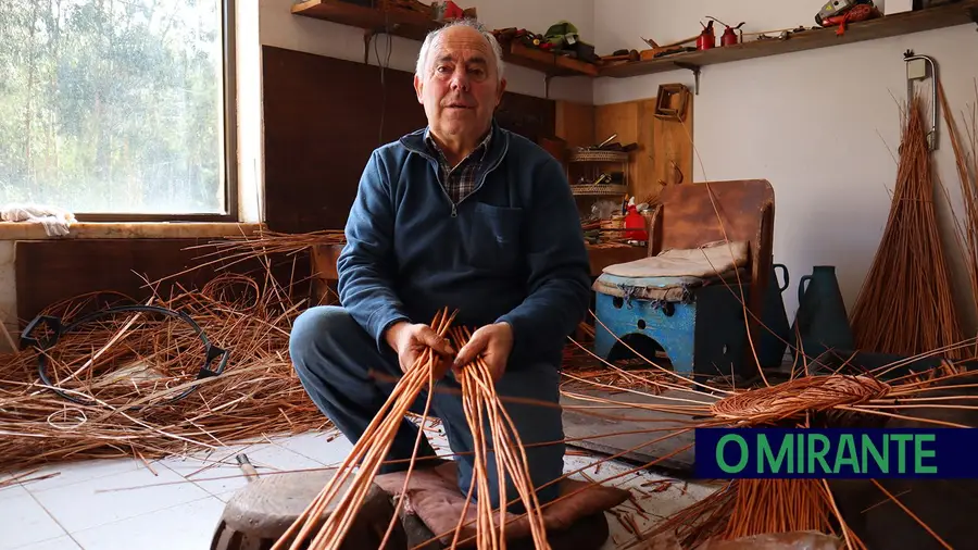 José Henriques é um dos últimos cesteiros tradicionais da região José Henriques é um dos últimos cesteiros tradicionais da região