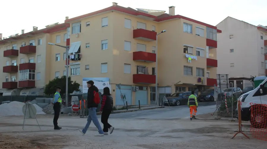 Fuga de gás obriga à evacuação de prédio e lojas em Castanheira do Ribatejo
