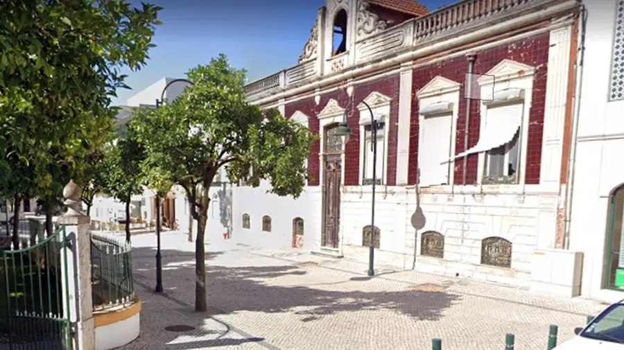Câmara de Almeirim compra palacete a degradar-se na Praça da República Câmara de Almeirim compra palacete a degradar-se na Praça da República