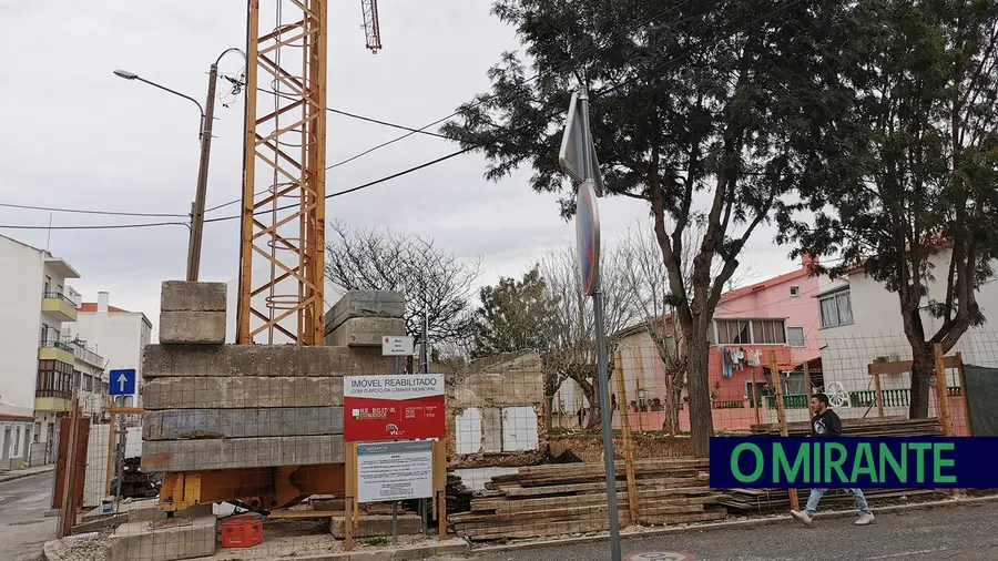 Movimento cívico condena novo prédio de quatro pisos no centro de Alhandra