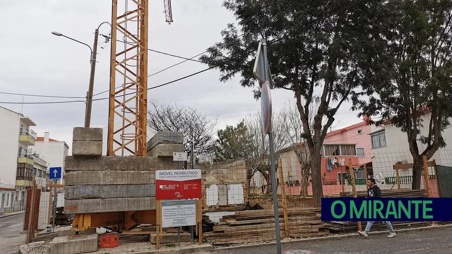 Construção de prédio de quatro andares no centro de Alhandra gera polémica Construção de prédio de quatro andares no centro de Alhandra gera polémica