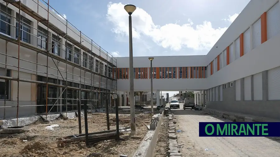Obras na Escola Secundária do Cartaxo decorrem a bom ritmo Obras na Escola Secundária do Cartaxo decorrem a bom ritmo