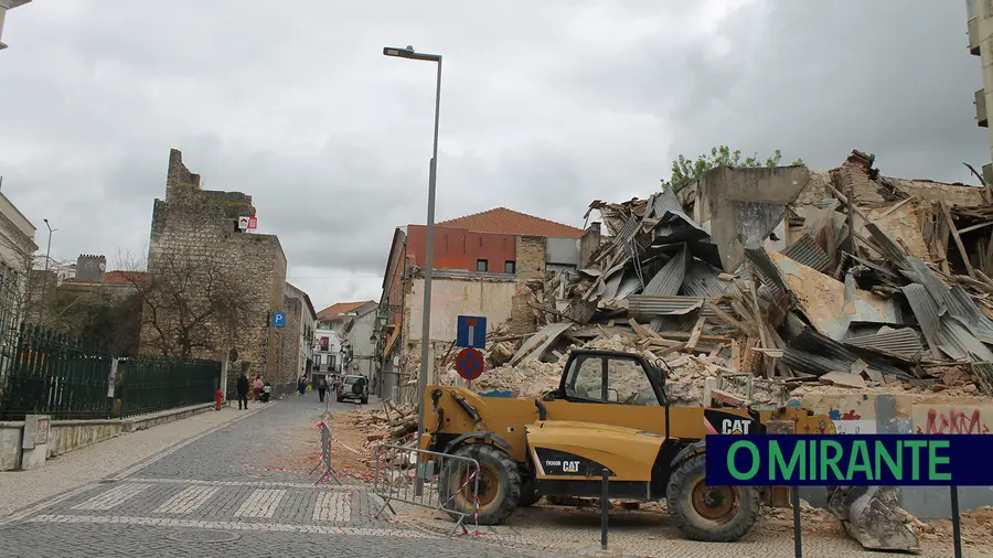 Demolido prédio em risco de ruína no centro histórico de Santarém