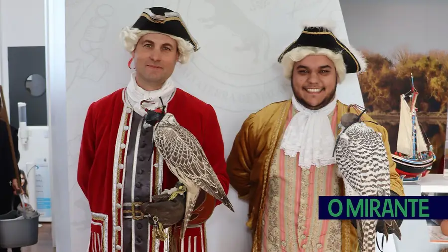 Dois falcoeiros na apresentação do Mês da Enguia Dois falcoeiros na apresentação do Mês da Enguia
