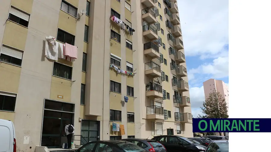 Bebé cai do sexto andar e sobrevive Bebé cai do sexto andar e sobrevive
