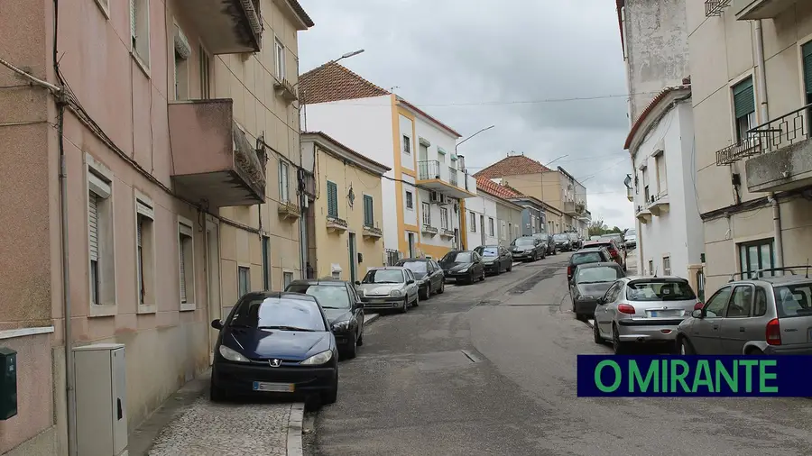 Estacionamento anárquico dificulta vida a bombeiros e peões em Santarém