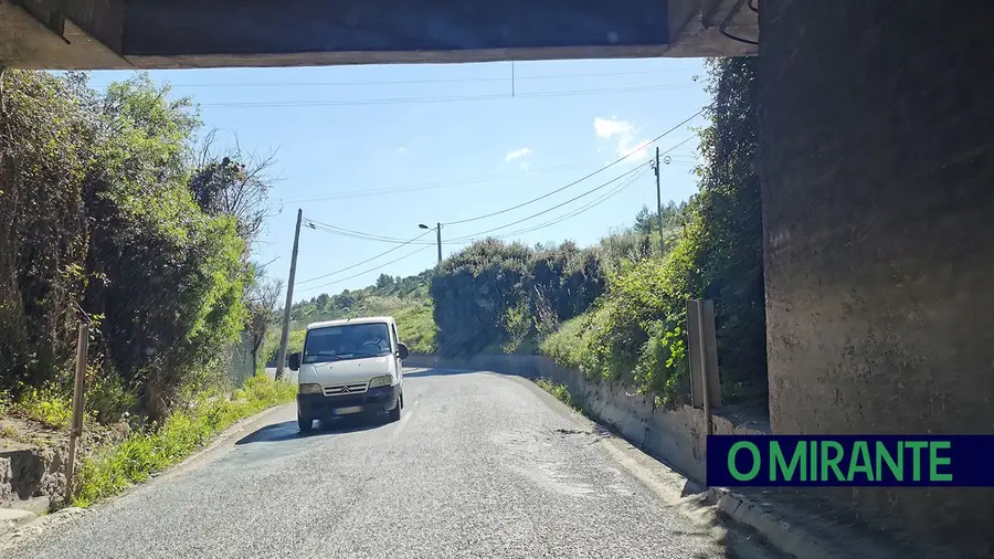 Viaduto da estrada da Alfarrobeira vai ser reparado mas sem passeios Viaduto da estrada da Alfarrobeira vai ser reparado mas sem passeios