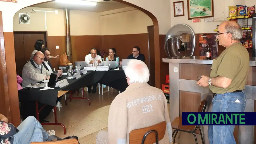 Sai uma reunião de câmara para a mesa do canto Sai uma reunião de câmara para a mesa do canto