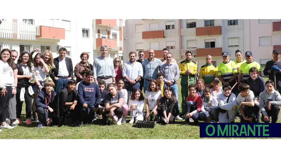 Executivo do Cartaxo e alunos plantam árvores no Dia da Árvore Executivo do Cartaxo e alunos plantam árvores no Dia da Árvore
