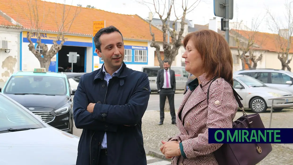 Ministra da Justiça visita Conservatória de Benavente após obras de remodelação