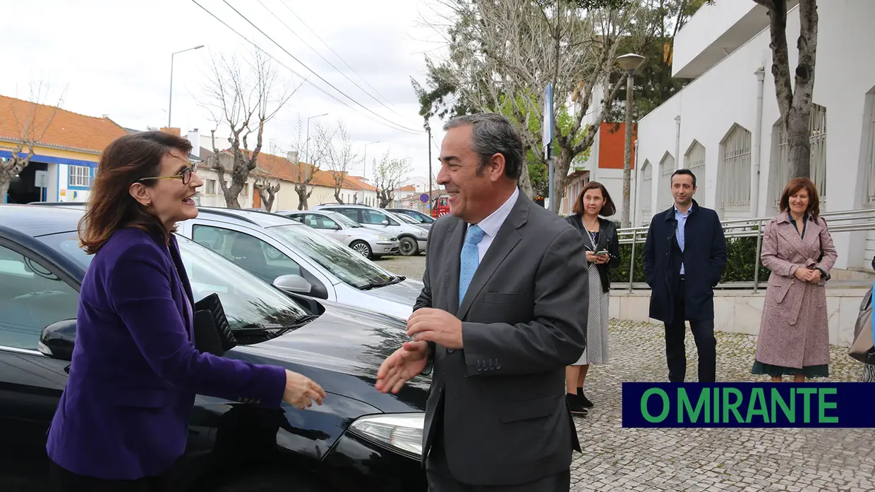 Ministra da Justiça visita Conservatória de Benavente após obras de remodelação