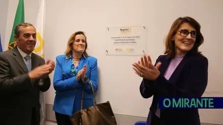 Ministra da Justiça visita Conservatória de Benavente após obras de remodelação