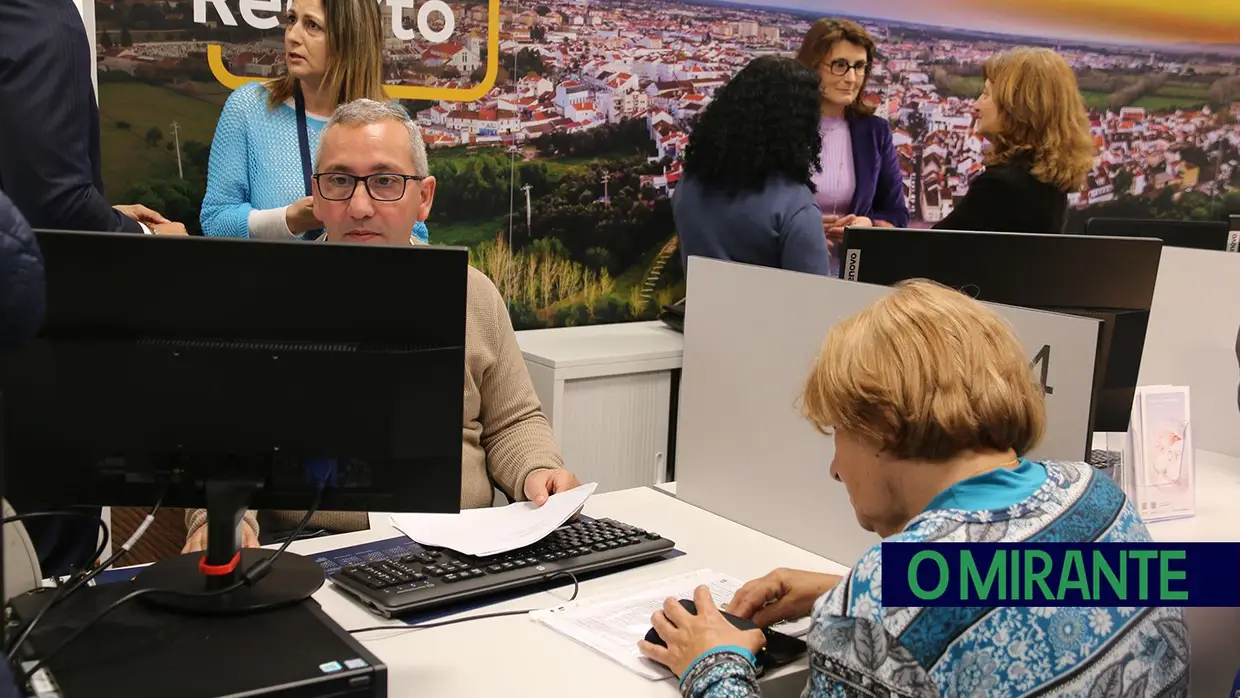 Ministra da Justiça visita Conservatória de Benavente após obras de remodelação